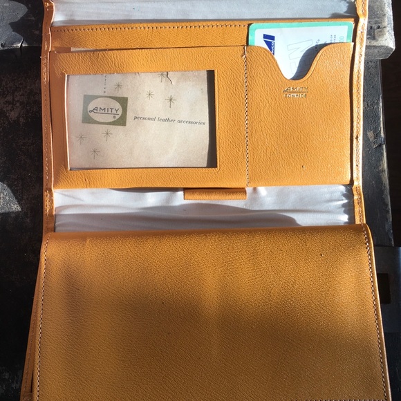 Vintage Yellow Wallet - Picture 4 of 5